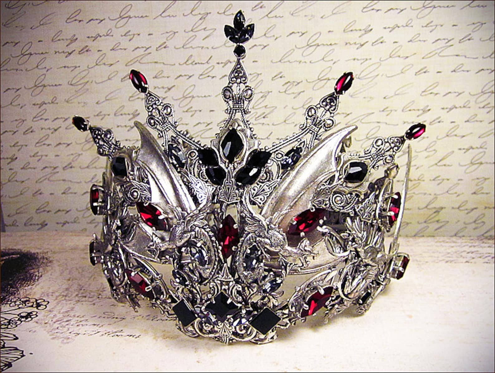 Корона можно пить. Королевская тиара фэнтези. Корона Джейхейриса 1. Корона драконьей королевы. Готическая корона королевы Равенны.