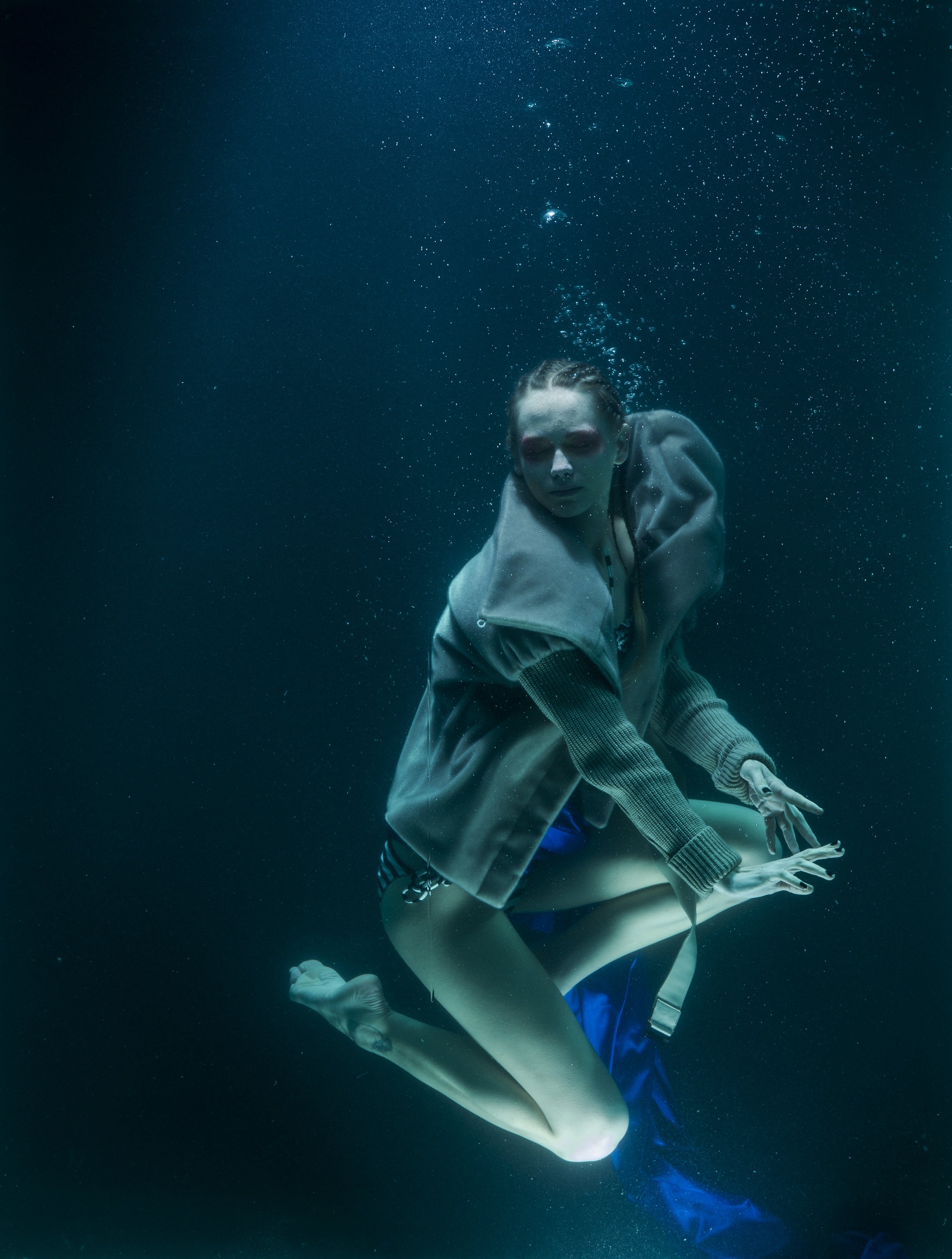 Погружение в соленую воду. Женщина под водой. Фотосессия под водой. Вода и человек. Погружение в воду.