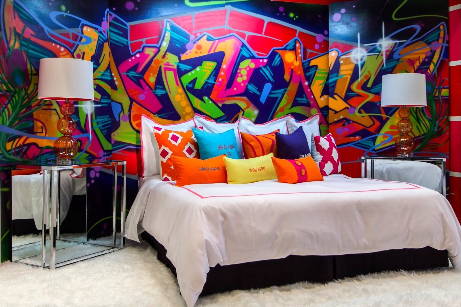 Разрисованный яркими. Спальня в стиле поп арт. Стиль поп-арт в интерьере. Разрисованные стены в комнате. Комната в стиле поп арт.