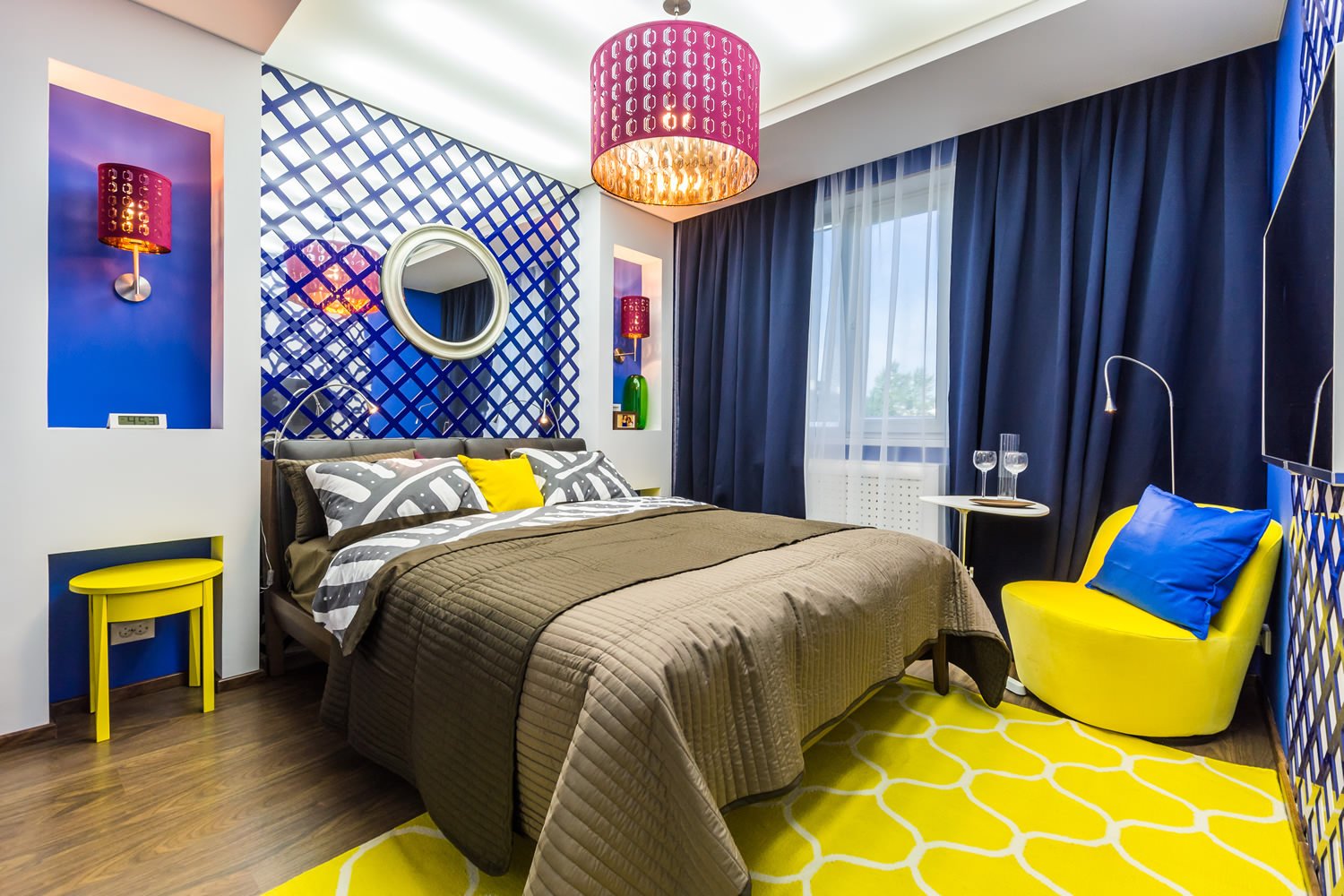 Bedroom pop. Спальня в ярких цветах. Яркий интерьер. Спальня с яркими акцентами. Спальня в желто синем цвете.