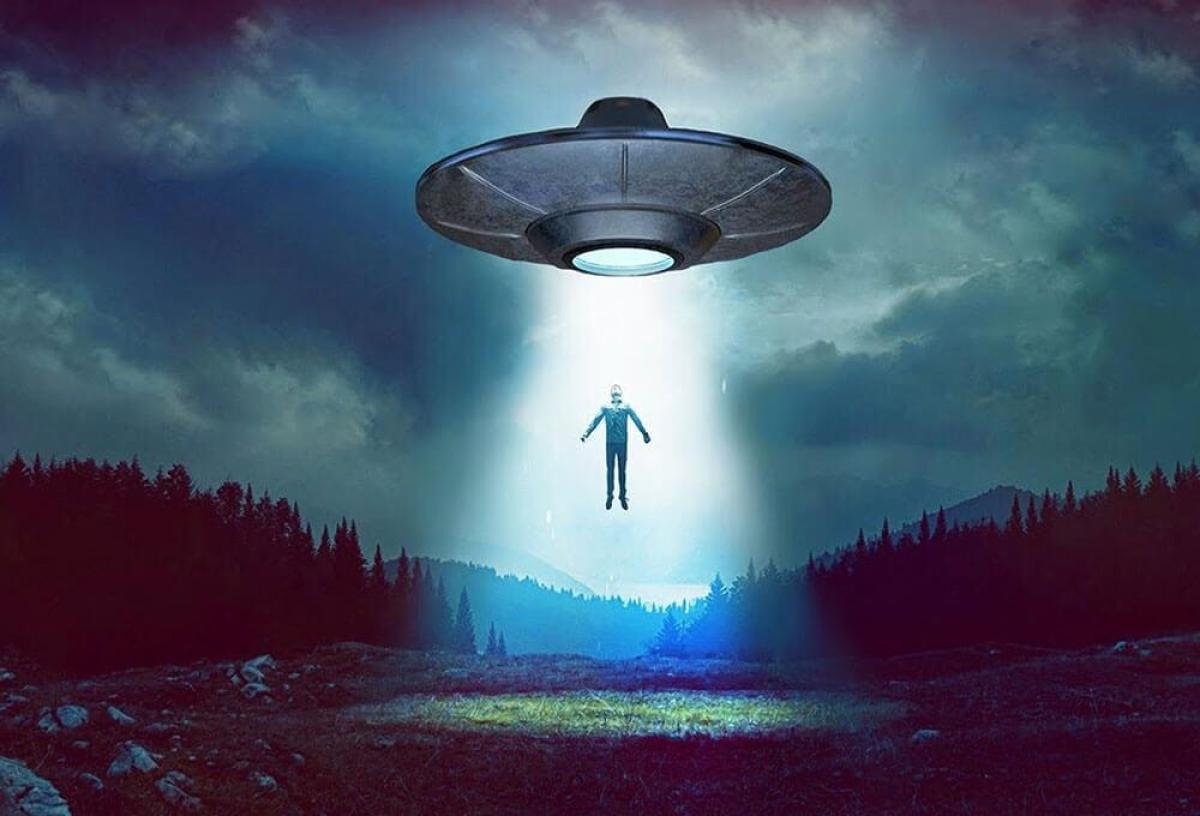 День похищения пришельцами. НЛО "летающая тарелка" Губенко. Инопланетяне НЛО пришельцы летающая тарелка. Похищение инопланетянами. Летающая тарелка похищает.