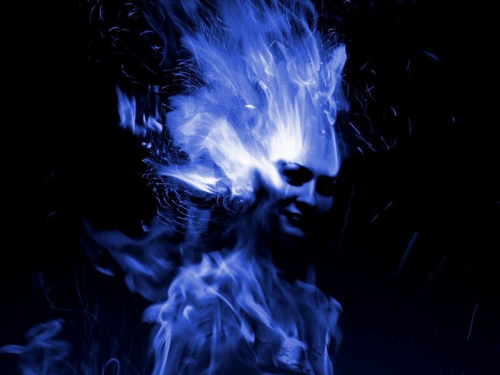 Синий огонь во сне. Синий огонь. Человек в синем огне. Синее пламя фото. Девушка в синем огне.