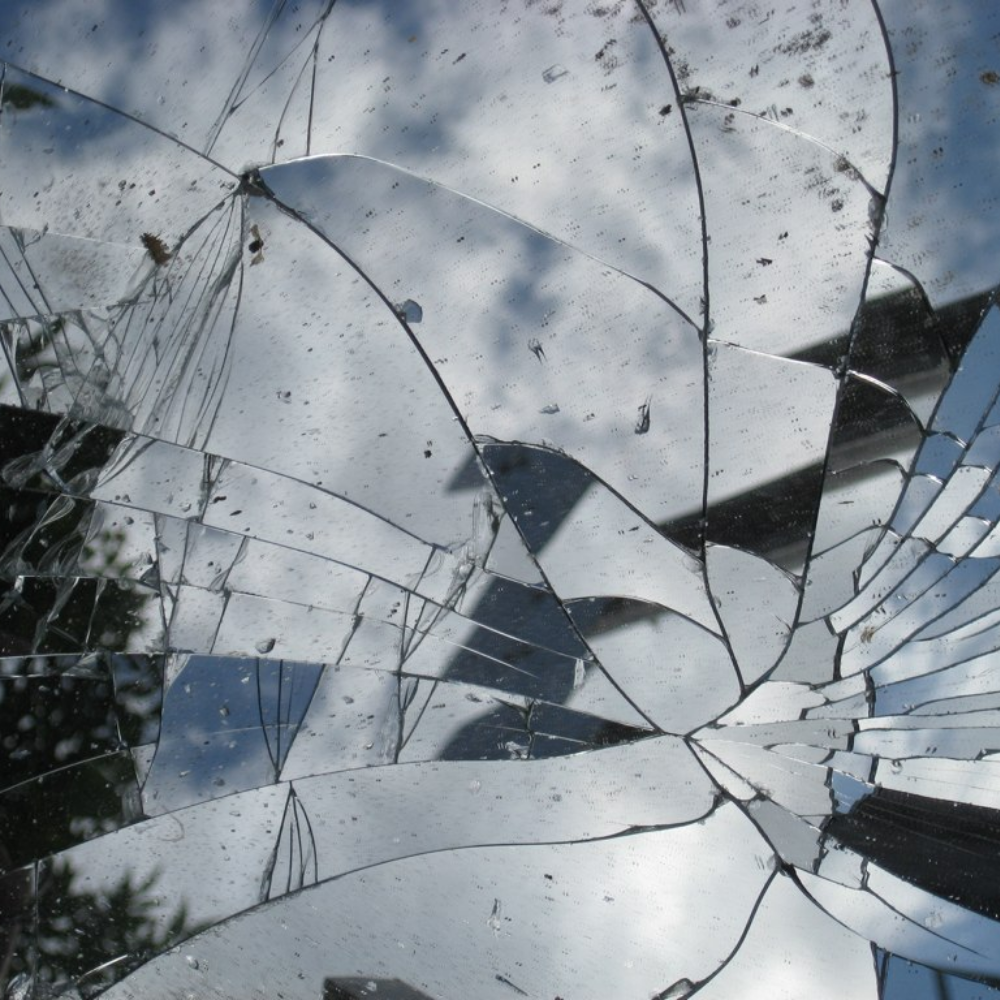 Трещина на зеркале. Разбитое зеркало. Осколки разбитого зеркала. Разбитое стекло арт. Разбитое стекло Эстетика.