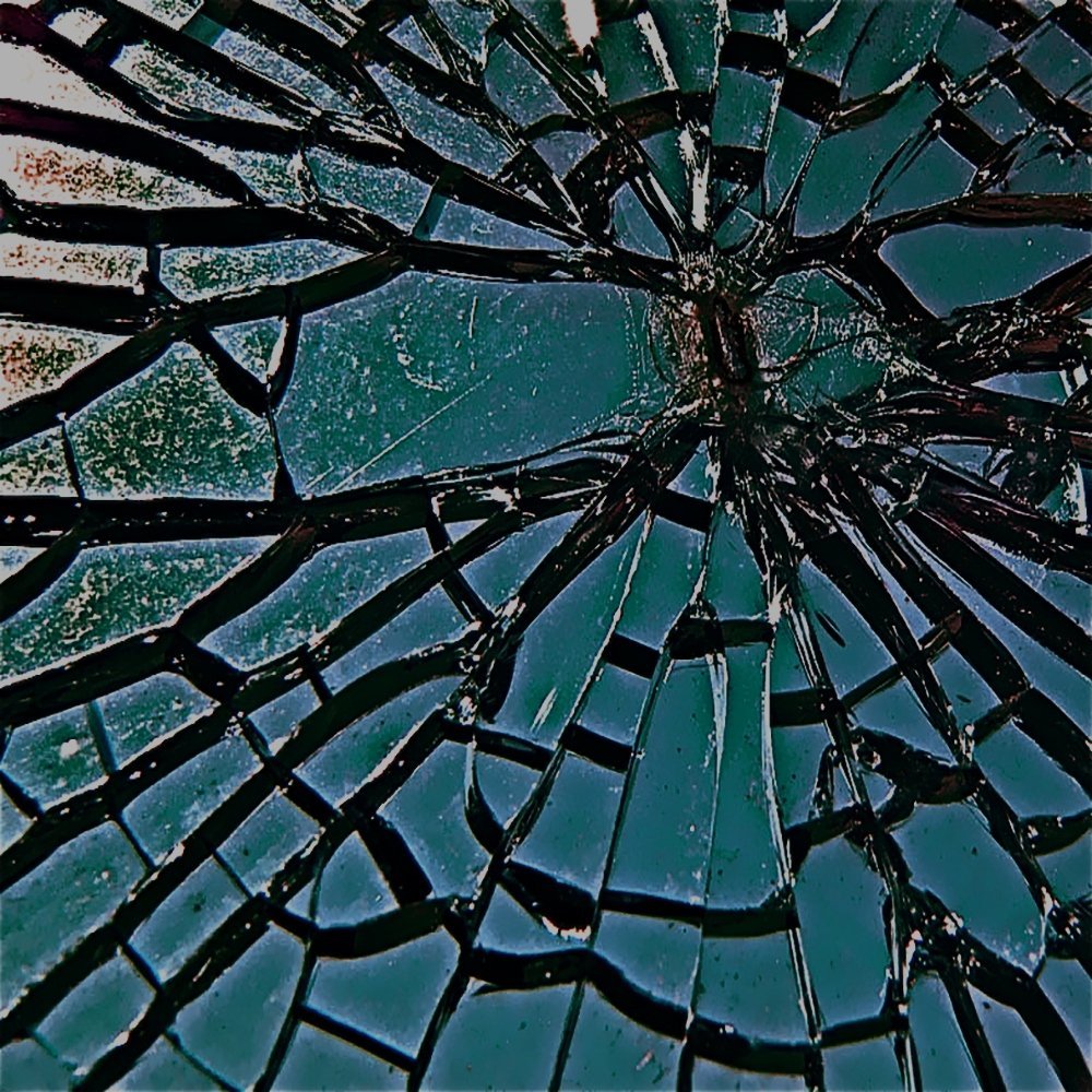 Разбила стеклянный. Разбитое стекло. Трещина стекла. Трещины разбитого стекла. Фактура стекла.