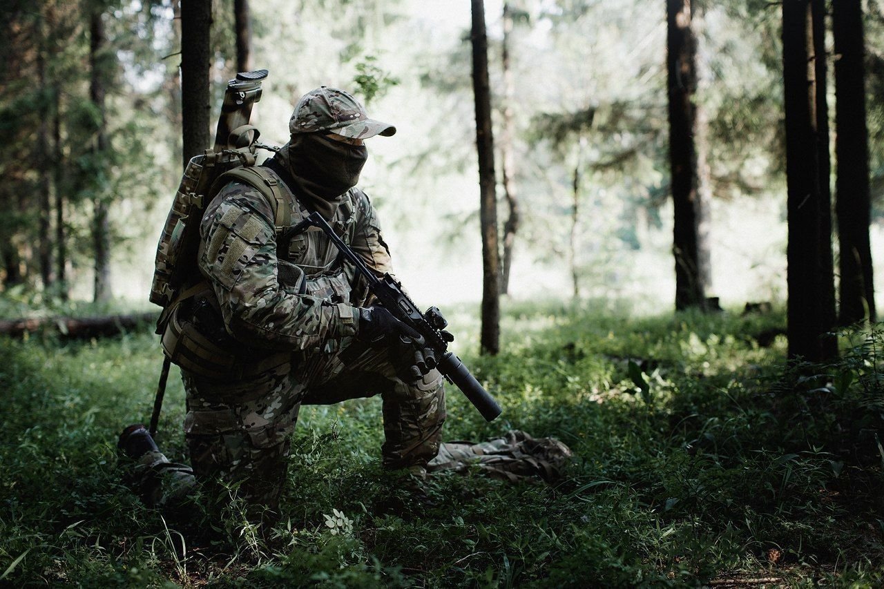 Спецназовец определяет свое местоположение. ССО снайпер в лесу. Снайпер ССО России лес. Спецназ в лесу. СПН гру снайпер экипировка.
