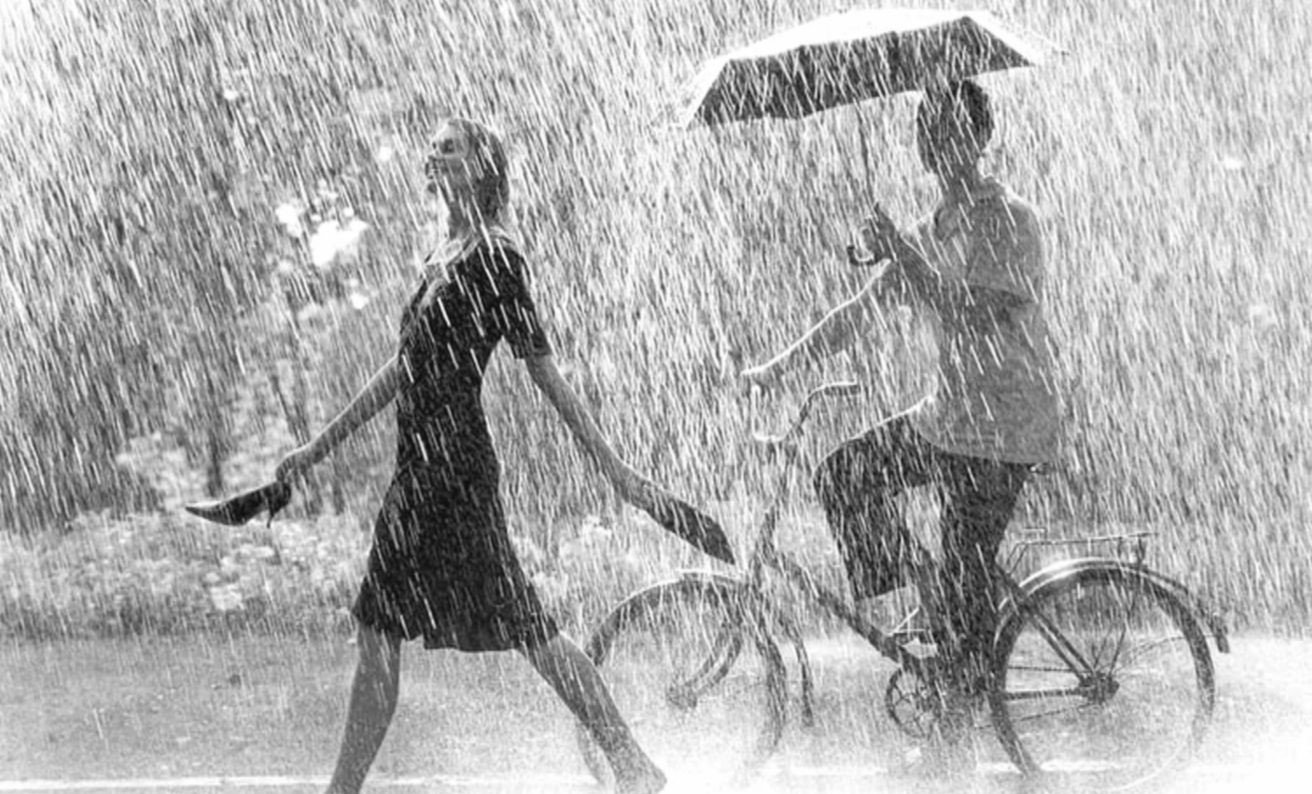 Я шагаю по облакам. Прогулка под дождём. Гулять под дождем. Прогулка под летним дождем. Под дождем.