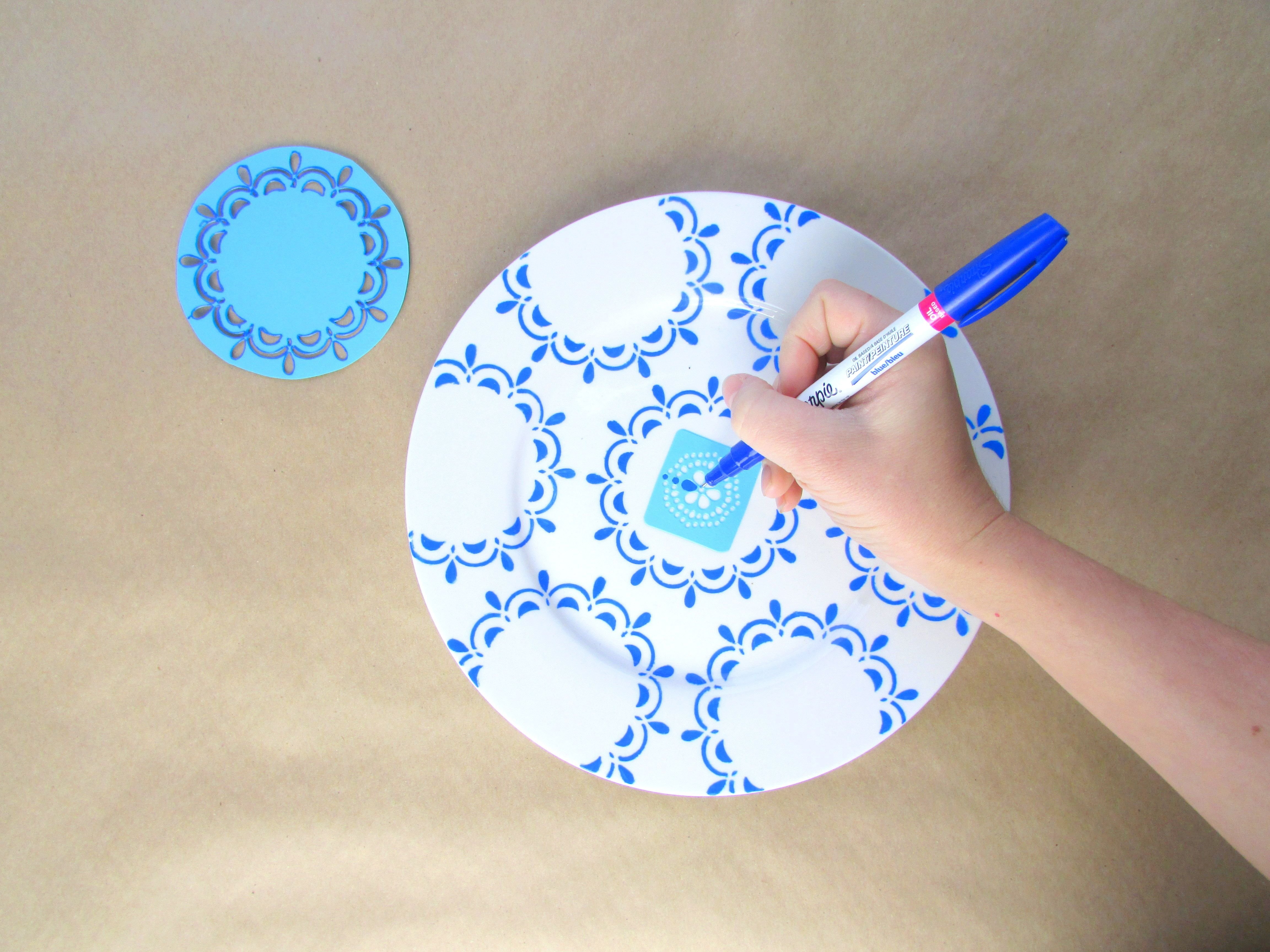 Разрисованная бумага. Роспись тарелок. Тарелка для рисования. Расписные тарелки для детей. Роспись бумажных тарелок.