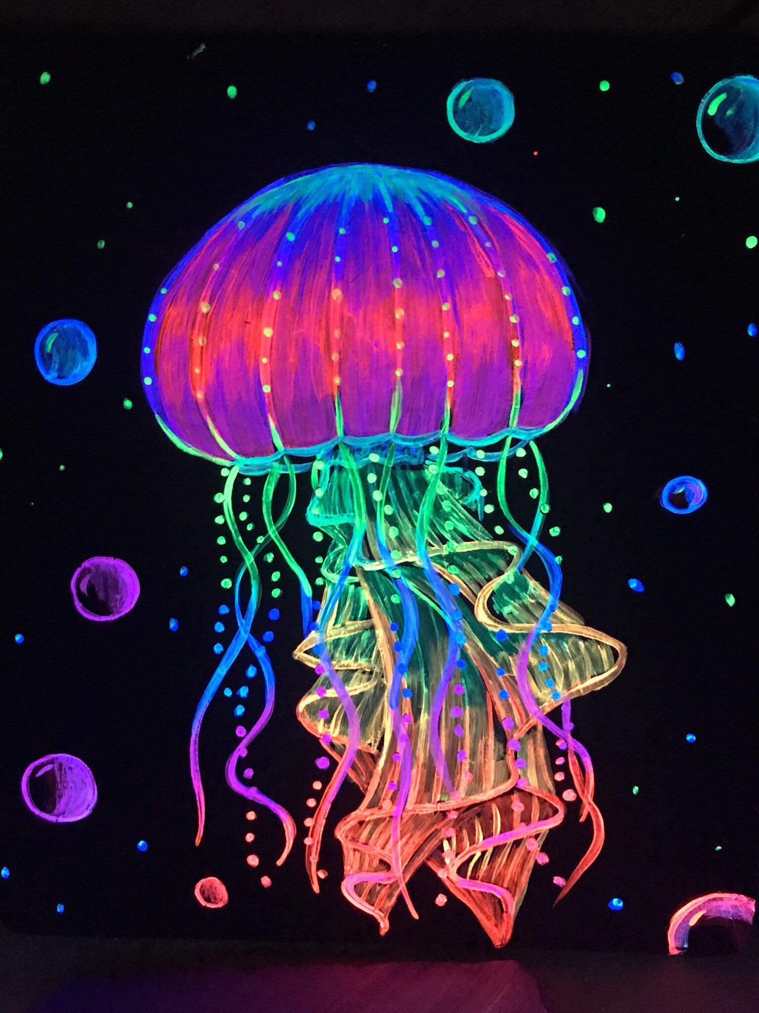 Неоновое рисование. Флуоресцентные медузы. Флуоресцентные картины. Рисование светящимися красками. Разноцветные медузы.