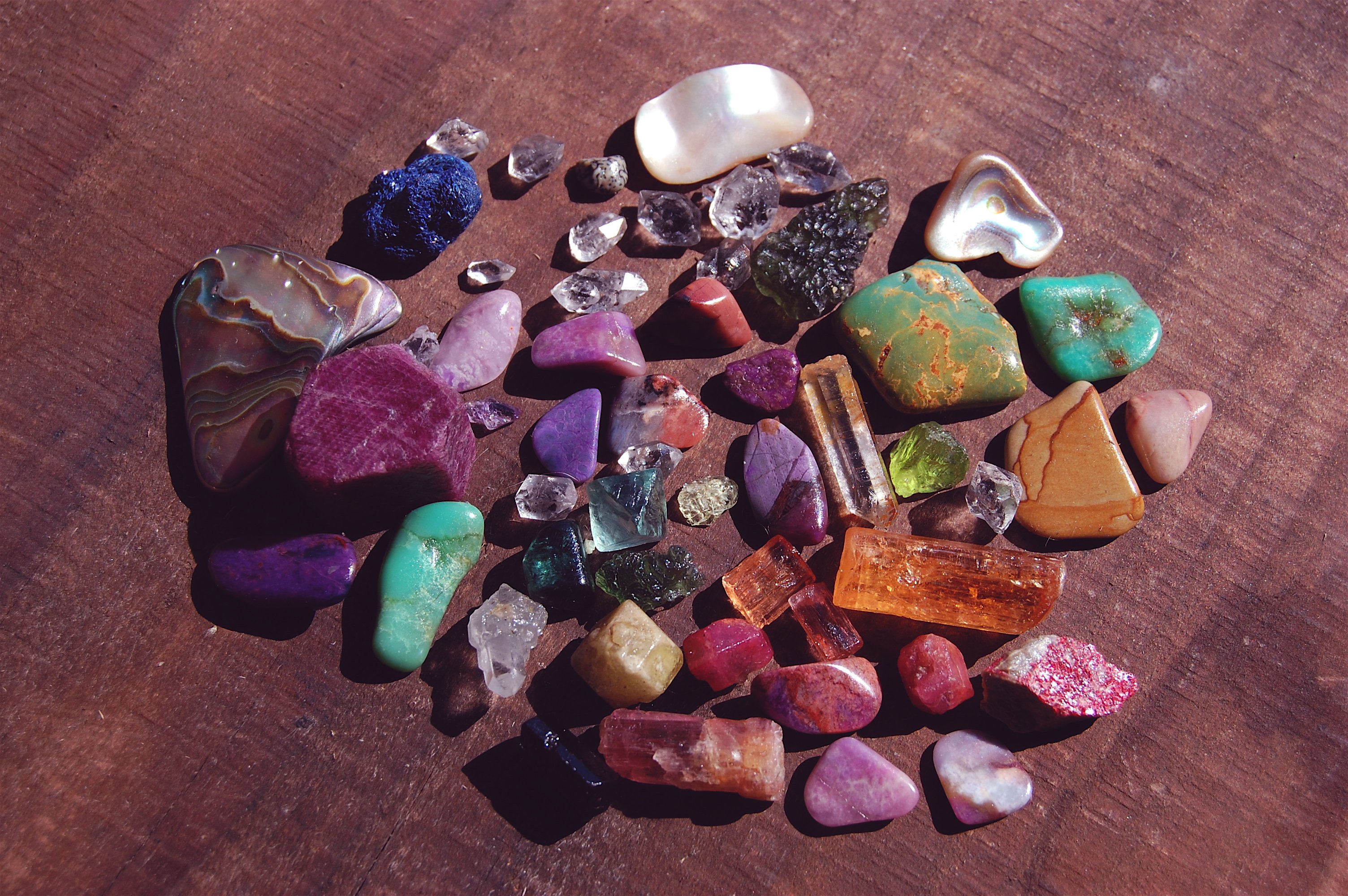 Из какого камня сделан. Природный камень. Красивые камни. Красивые природные камни. Цветной природный камень.
