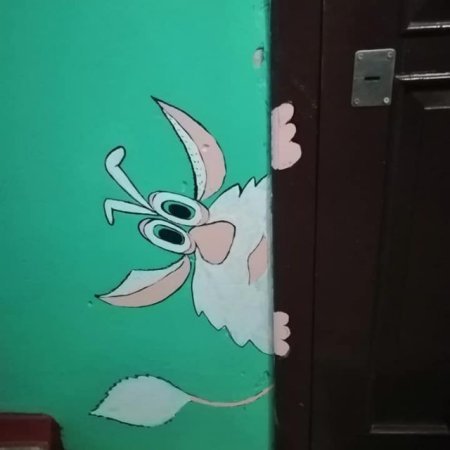 Украшение стен в подъезде