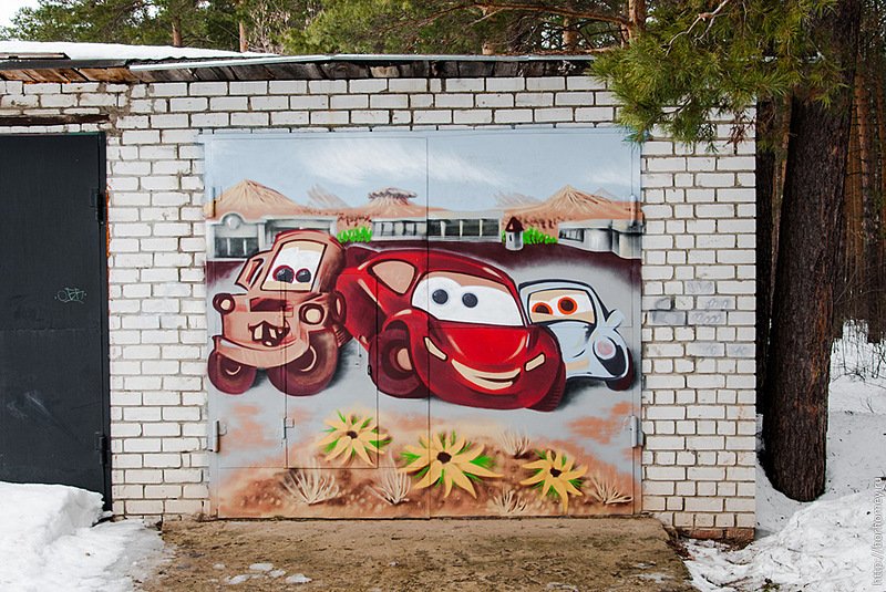 Разрисовать ворота гаража