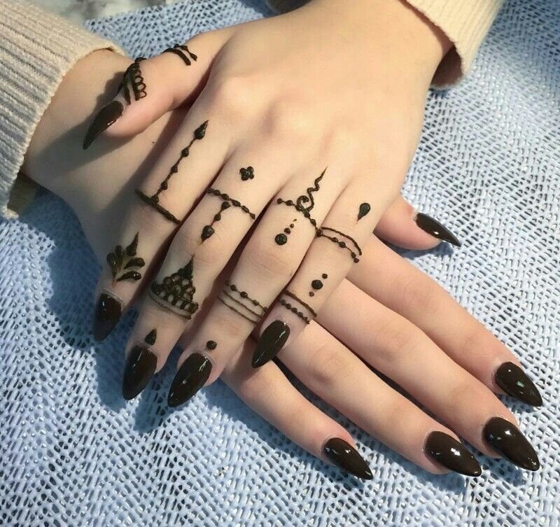 Рисование хной на пальцах