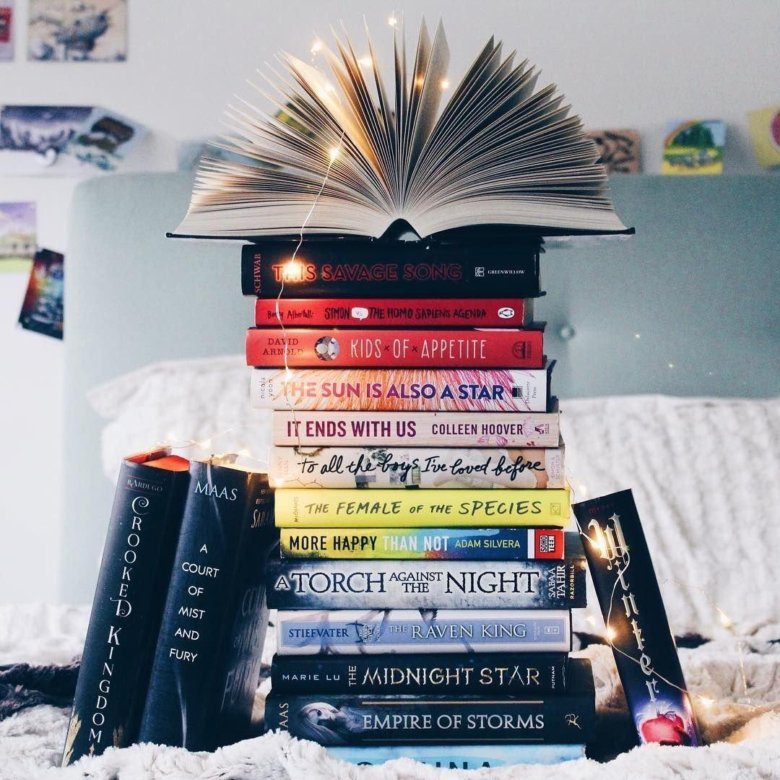 Стопка книг в библиотеке