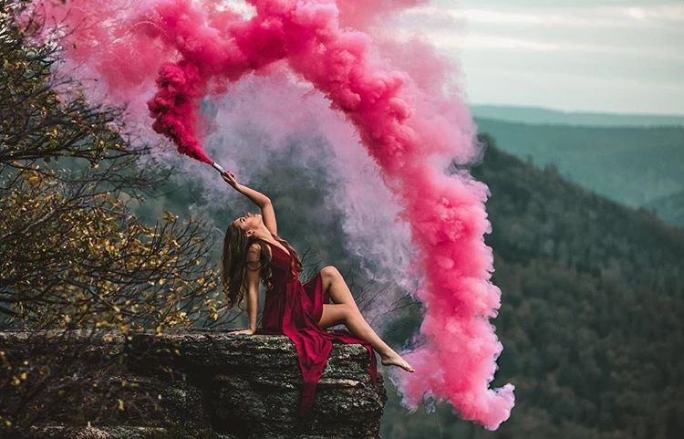 Фотосессия с розовым дымом