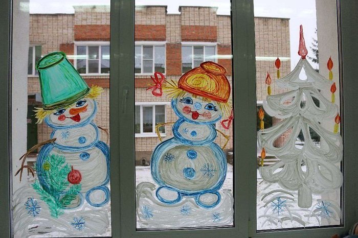 Новогодние рисунки на окнах гуашью