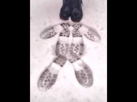 На снегу ногами легкие