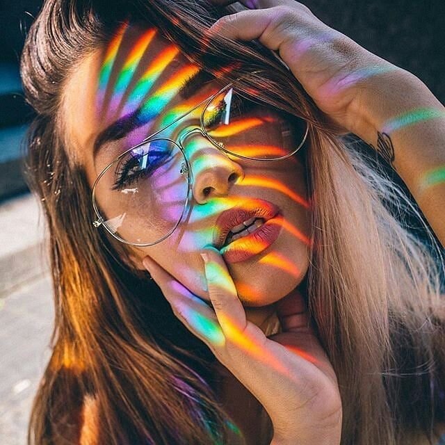 Яркая девушка