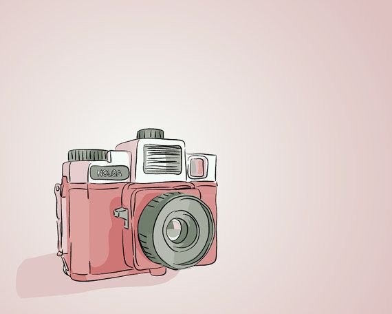 Фотоаппарат на розовом фоне