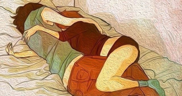 Девушка спит на парне
