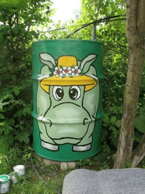 Разрисованные бочки на даче