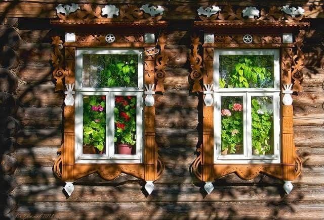 Красивое деревенское окно