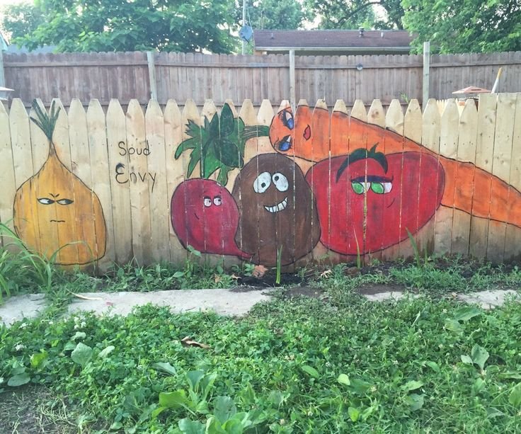 Рисунки на дачном заборе