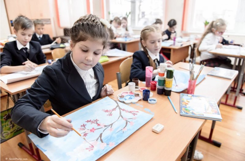 Дети в школе на уроке