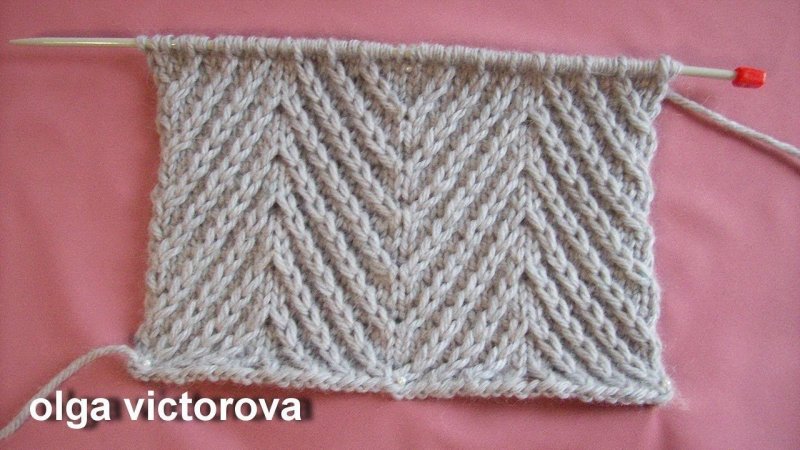 Рельефный узор спицами елочка