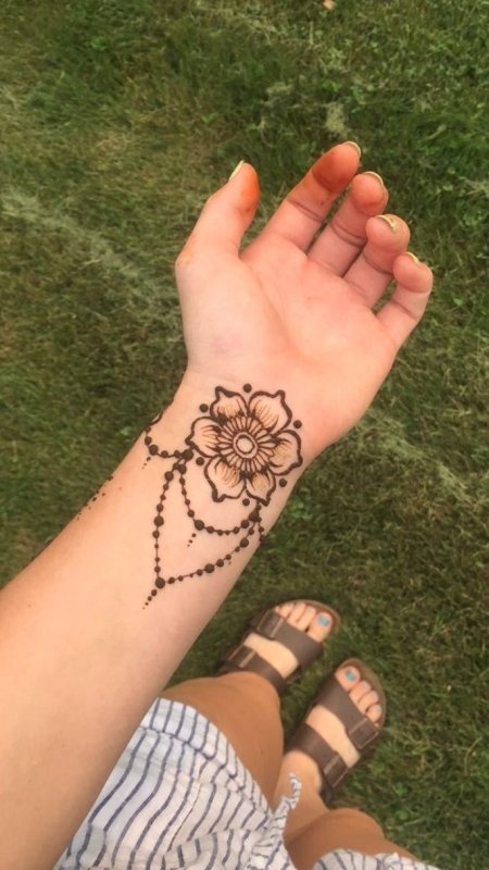Тату хной на запястье