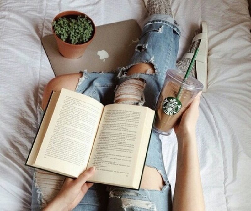 Девушка с книгой