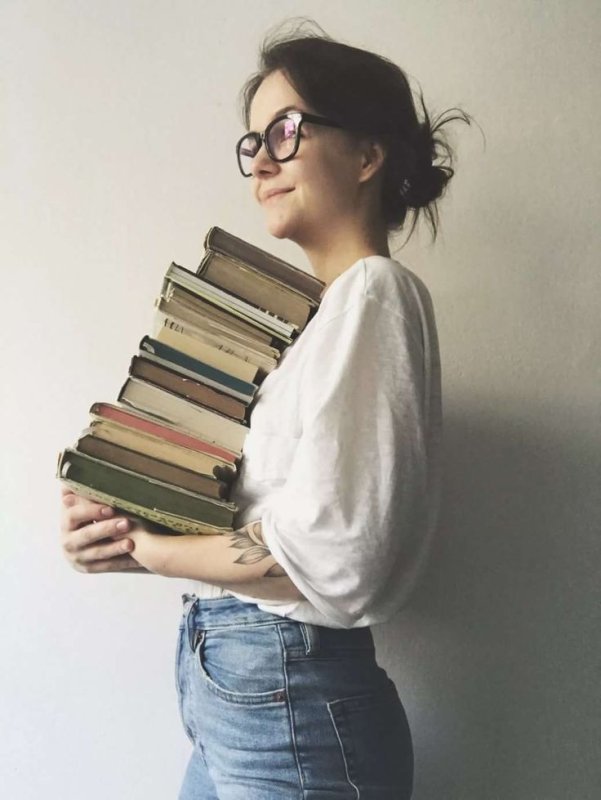 Девушка с книгой