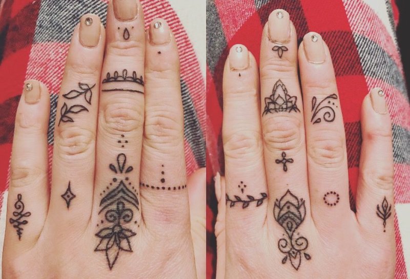 Тату хной на пальцах