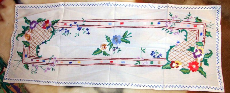 вышивка на скатерти