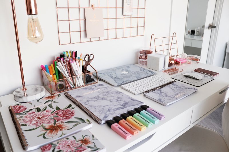 Декор рабочего стола в комнате