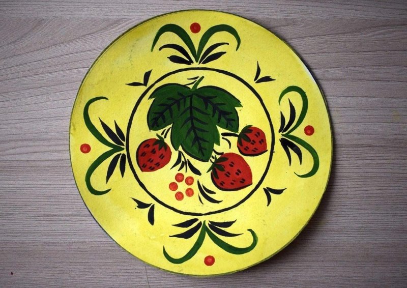 Роспись тарелки Хохлома