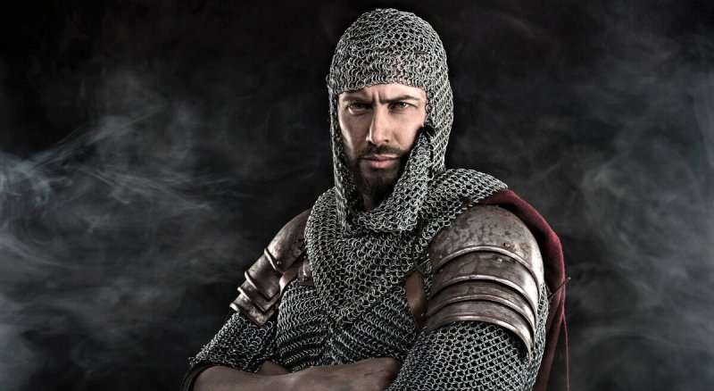 Средневековый рыцарь в кольчуге