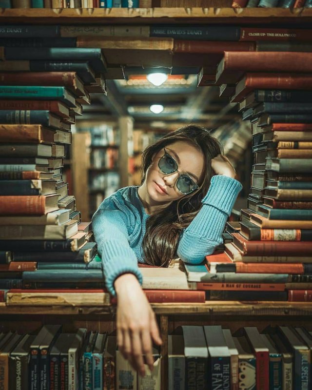 Девушка с книгой