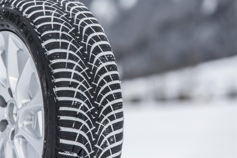 Goodyear ULTRAGRIP r14