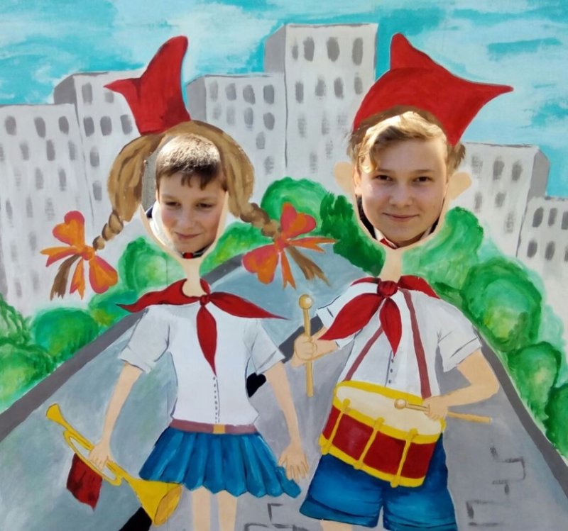 Детские рисунки ко Дню пионерии