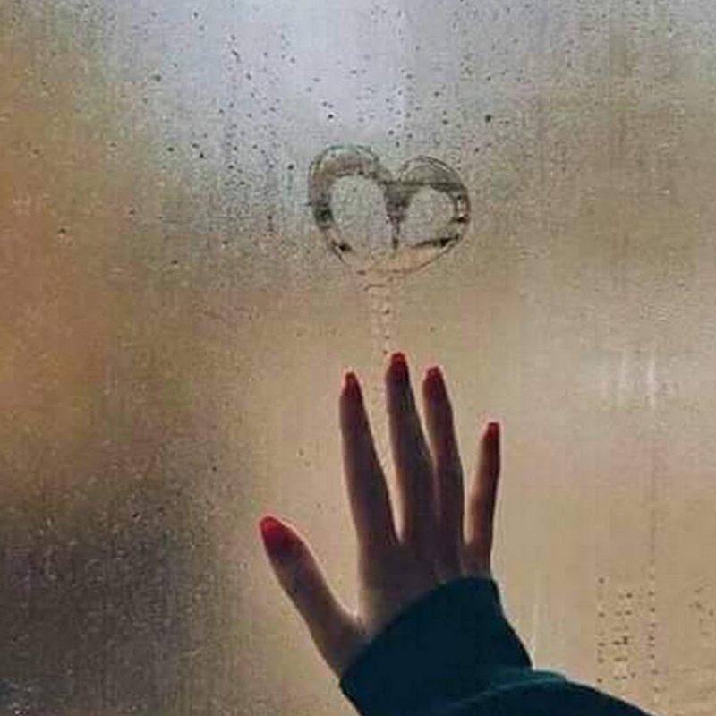 Рисунки на запотевшем окне