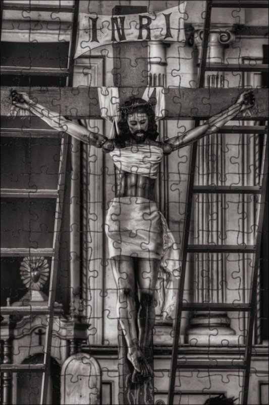 Девушка распятая на кресте