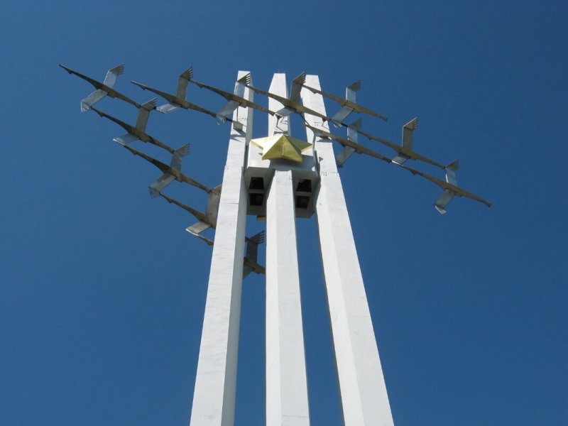 Памятник Журавли в Саратове