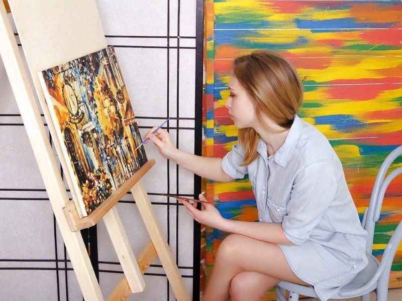 Мольберт и краски