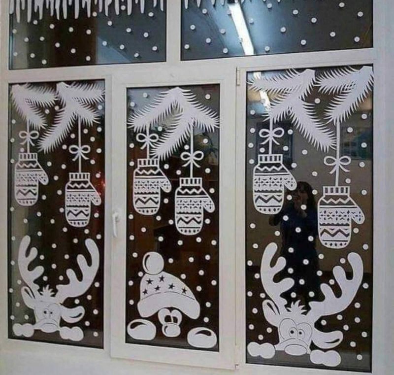 Новогодние окна украшенные